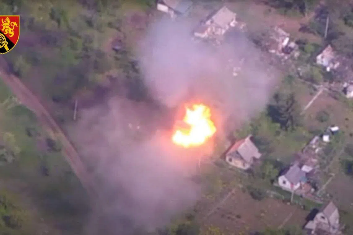 图为俄军于5月14日在巴赫穆特北部帕拉斯科维夫卡（Paraskoviivka）村庄发动炮袭。（路透社）