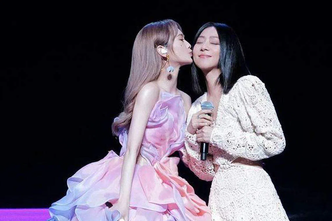 杨丞琳（左）在上海的演唱会邀请陈绮贞当嘉宾。（互联网）