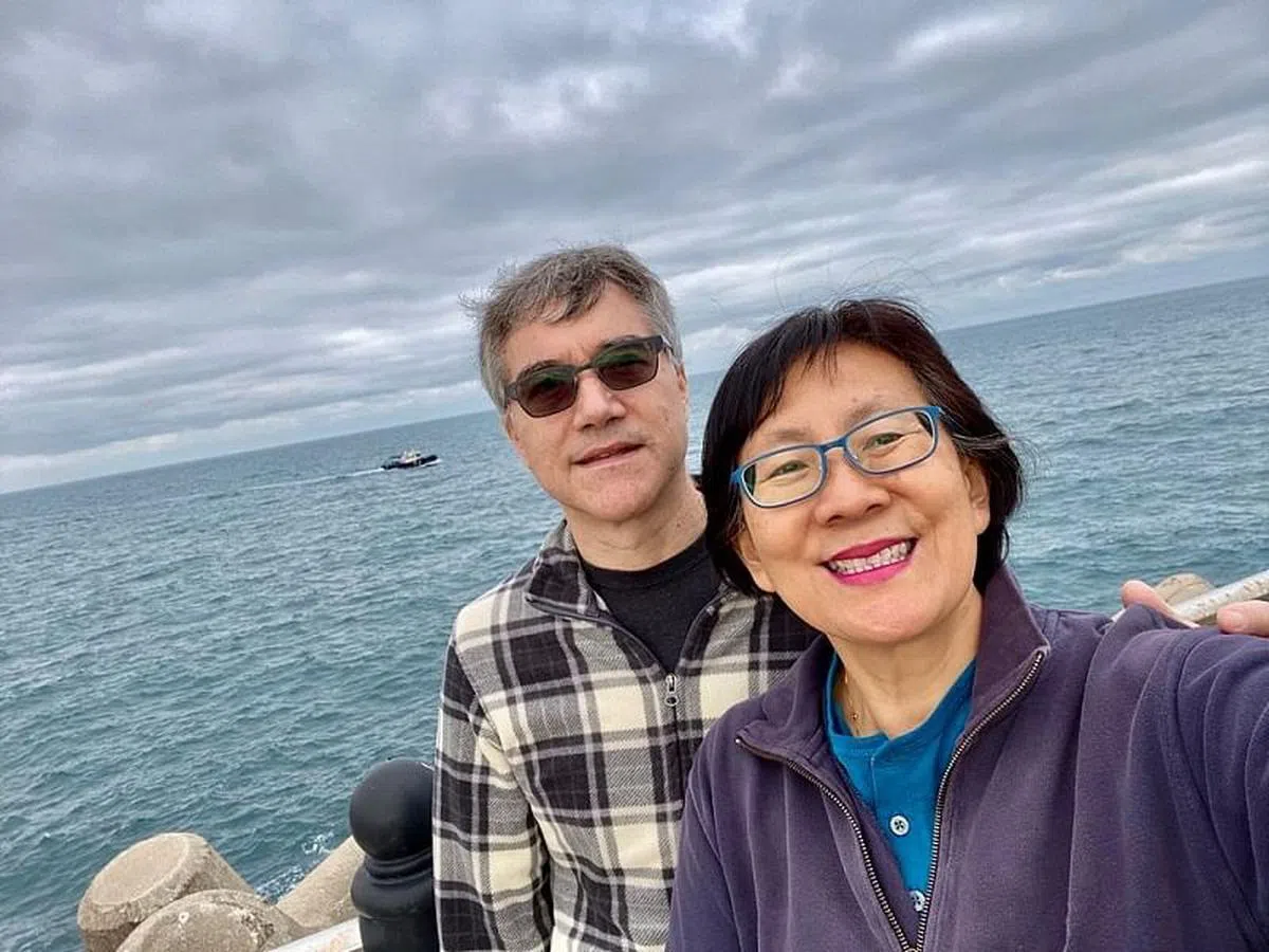 郑宝莲教授和丈夫当年在专家的协助下，做好买屋和保险规划。（图／受访者提供）