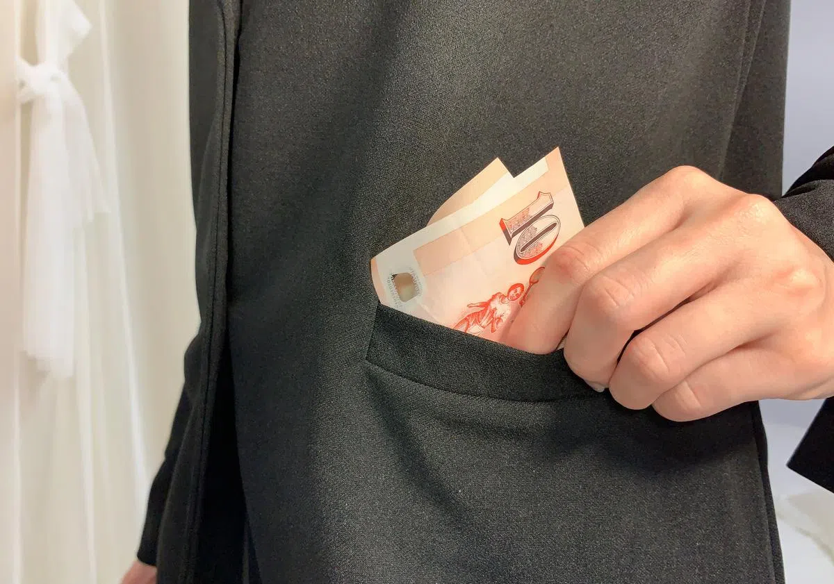 在外套的口袋里发现10块钱。（图/黄云欣摄）