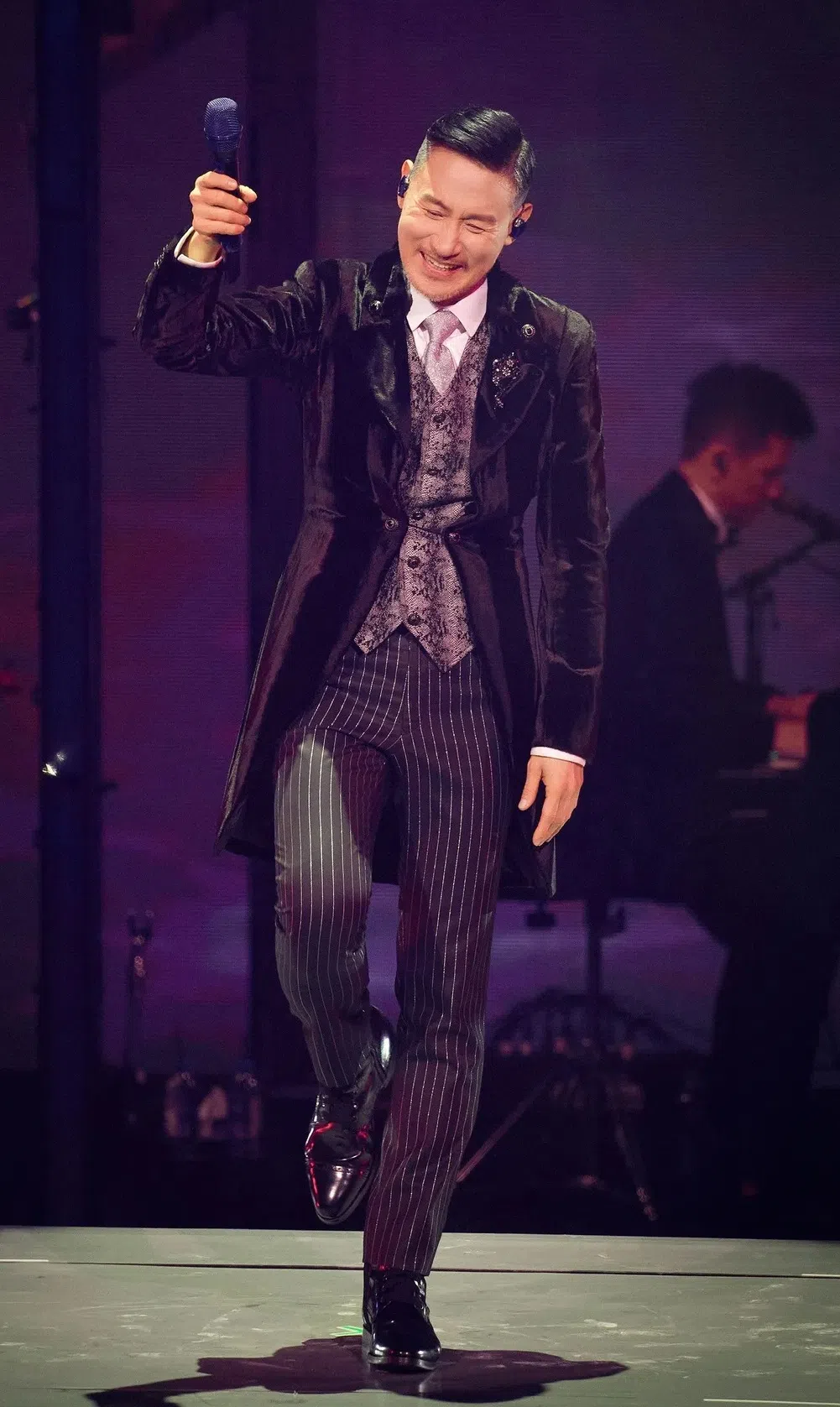 张学友在演唱会上解释不递麦克风给观众的原因。（互联网）
