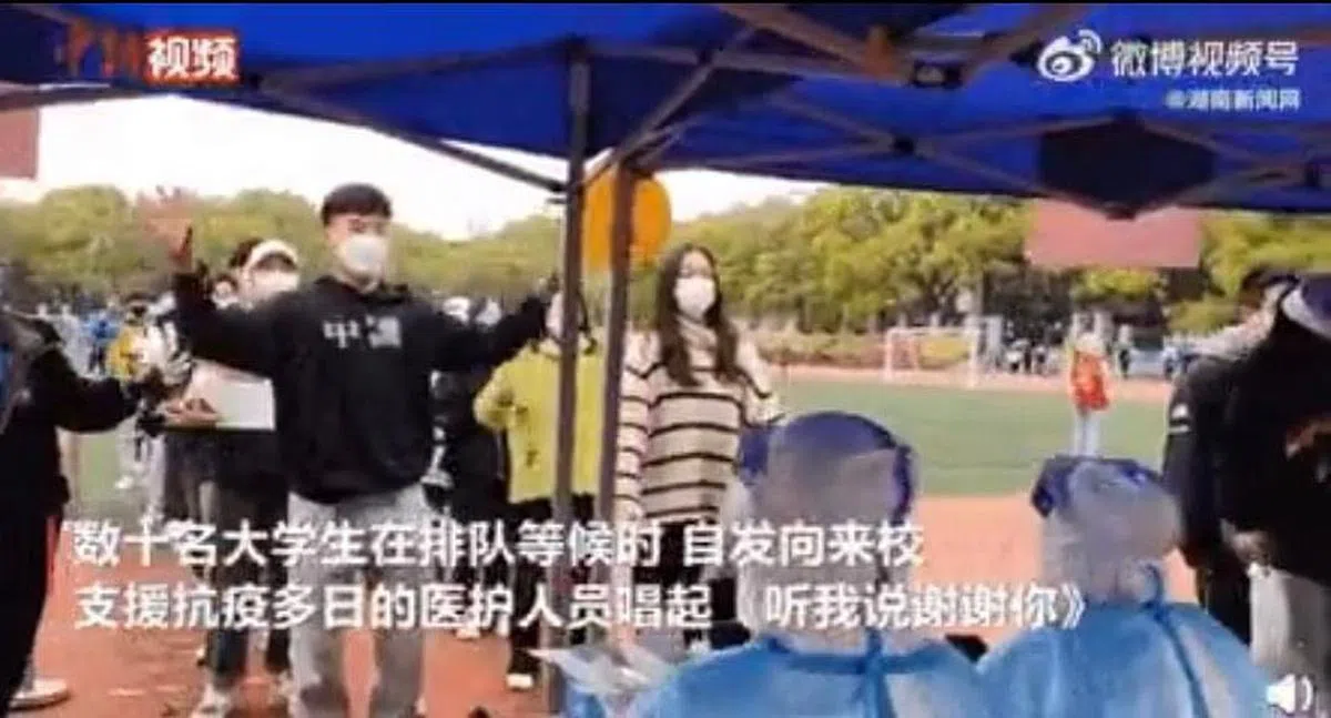 中国一所大学的大学生们排队给防疫人员跳舞。（视频截图）