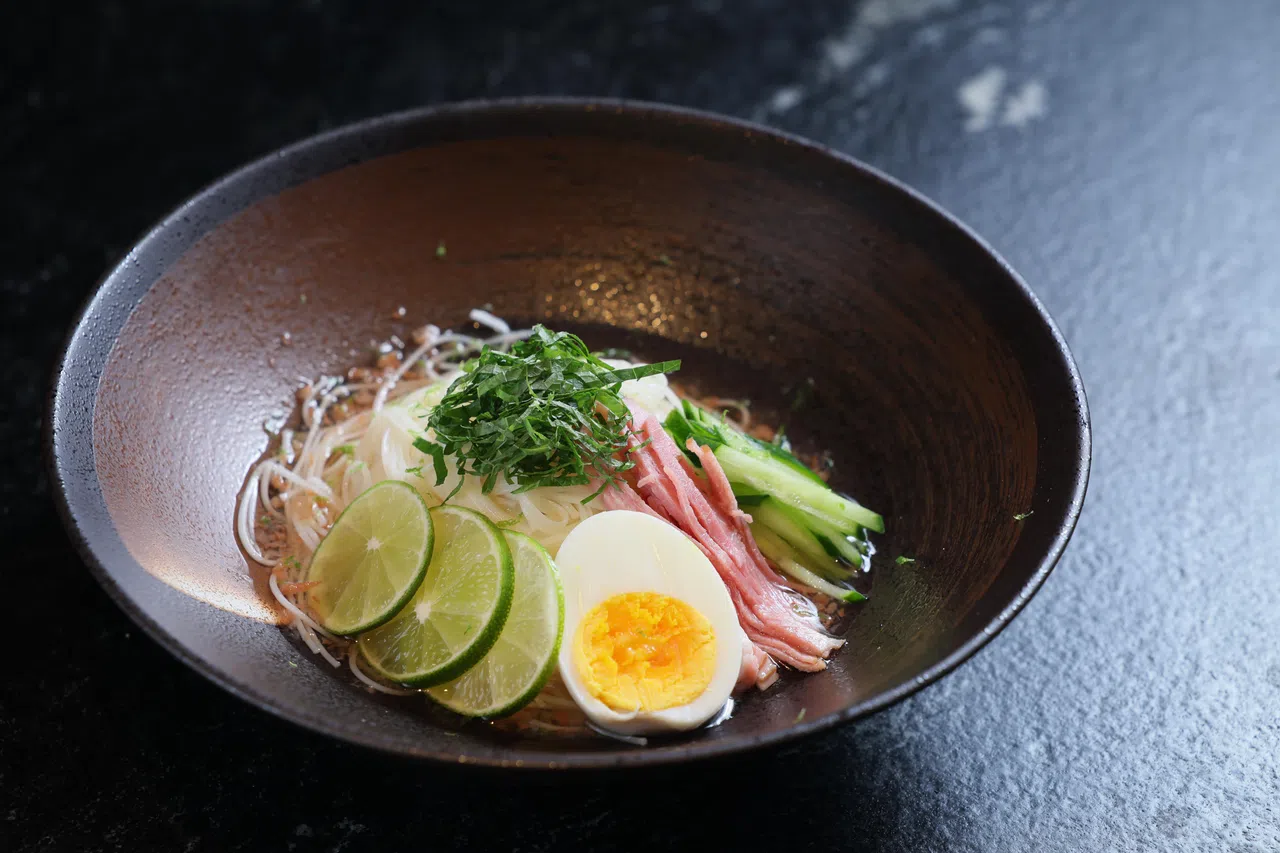 用素面烹制的梅子风味冷面，解暑清爽。（龙国雄摄）