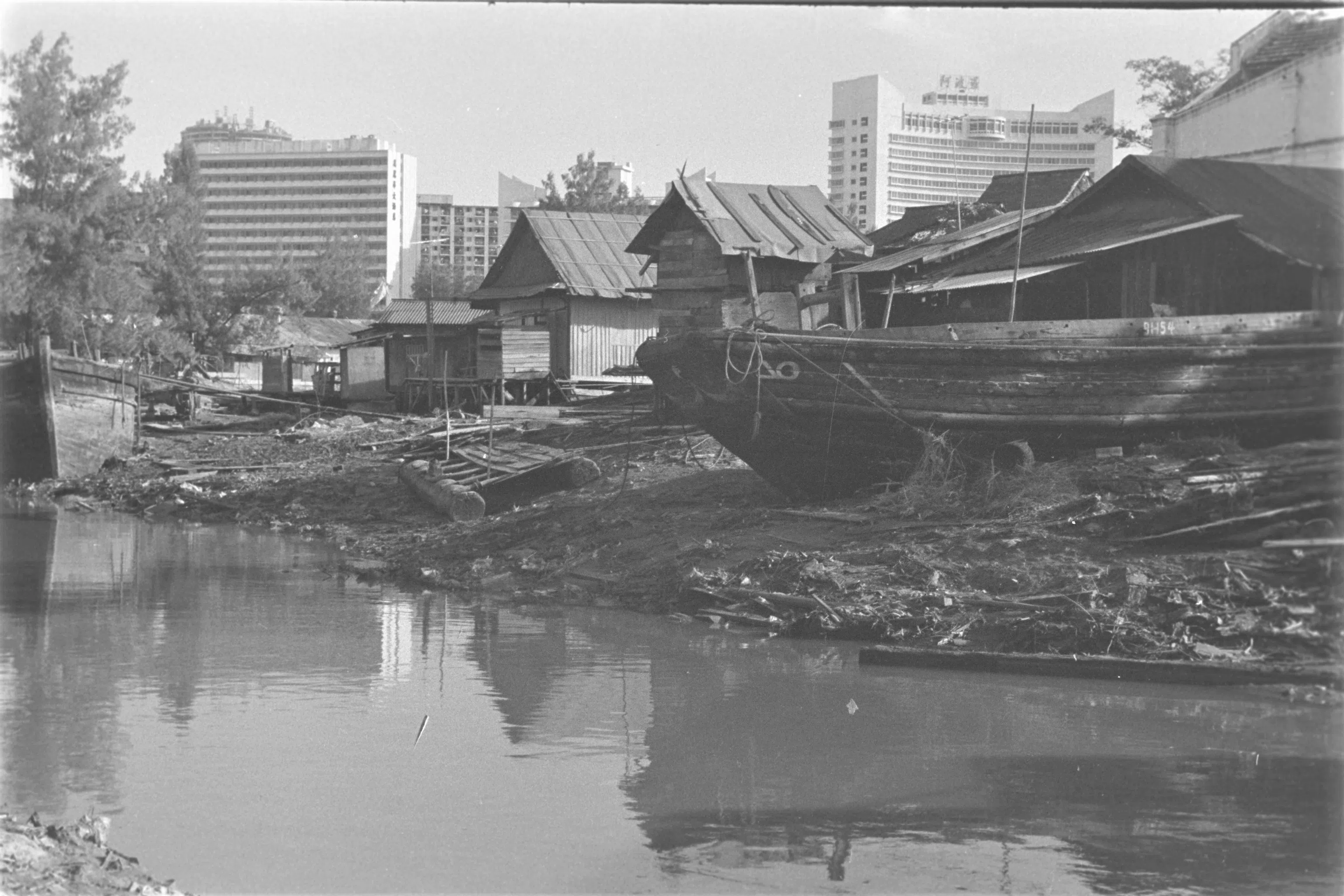 大䑩正在新加坡河上游进行维修。（家档案馆图片）