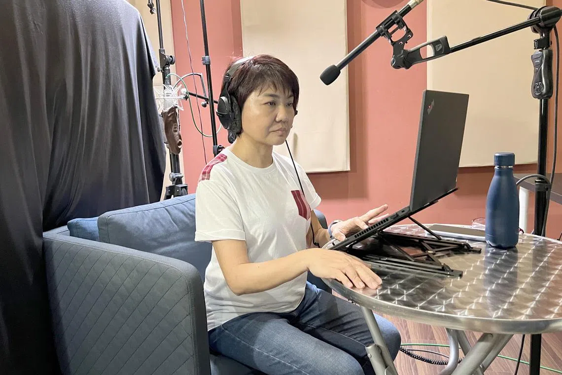 《联合早报》执行编导林琬绯曾经参加《硬道理》中文版的翻译工作，这次为有声书中的提问配音。（联合早报）