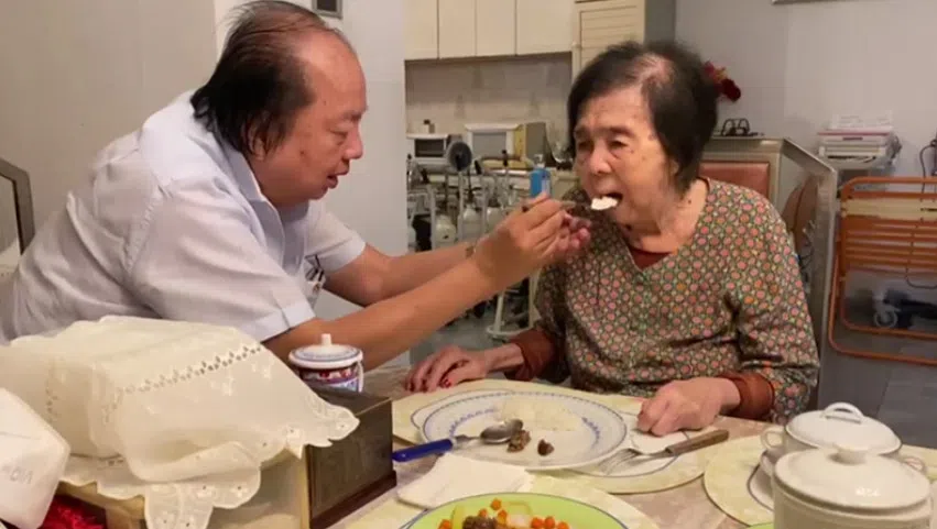 翁俊民给母亲喂食。