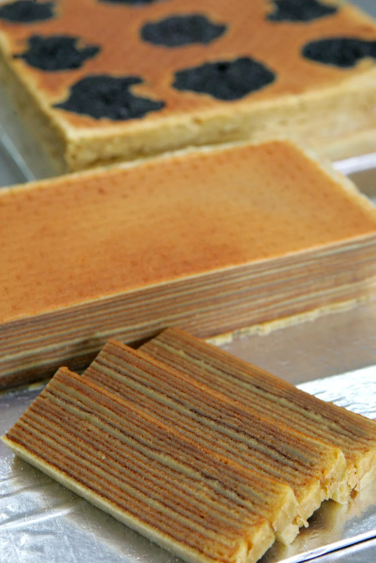 千层糕（Kuih Lapis）是印尼的特色蛋糕。（龙国雄摄）