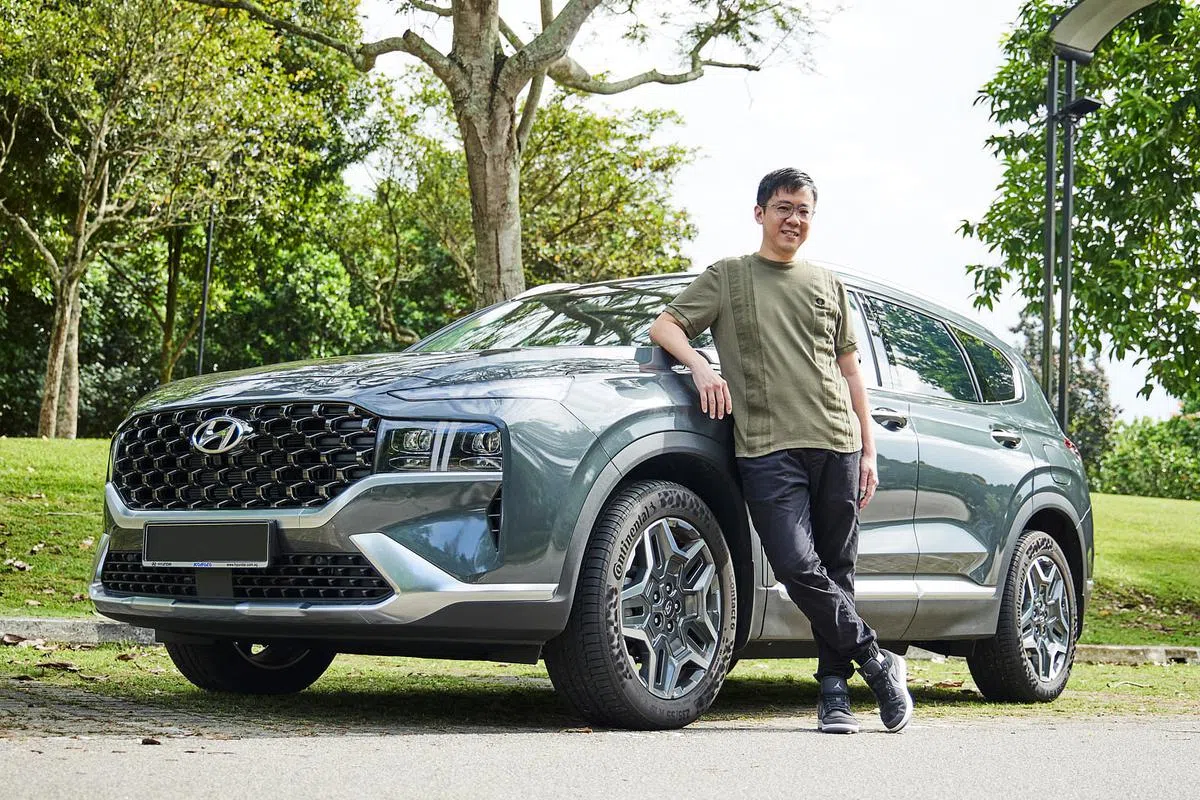 陈炳全也大赞这混合动力车款非常省油，比他上一辆车子节能约65%。（图/新报业媒体）