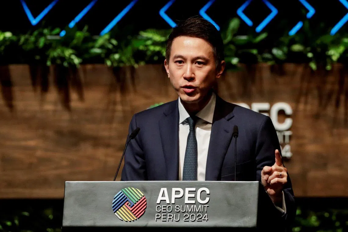 TikTok首席执行官周受资表明，公司将继续为保护平台上的言论自由而战。图为周受资11月15日在秘鲁首都利马出席亚太经合组织峰会的场边讨论会。（路透社）