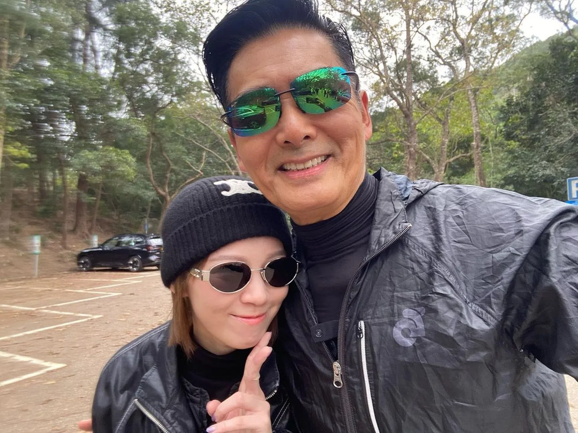 周润发（右）举起手机和招牌动作与黄芷晴玩自拍，让影迷非常羡慕。（互联网）