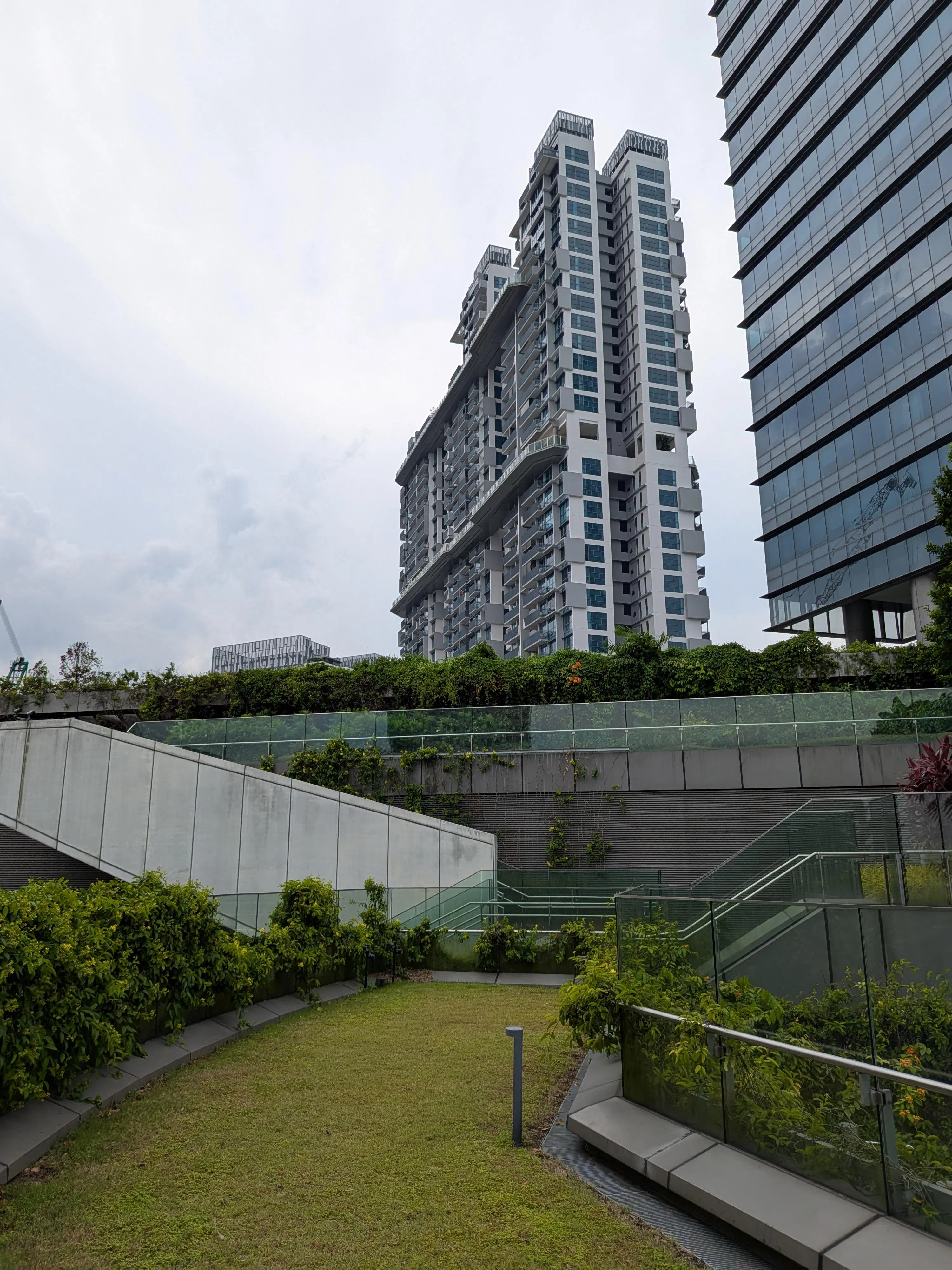 Pixel 9 Pro Fold的原照，图像背景是一幢大楼。（黄少伟摄）