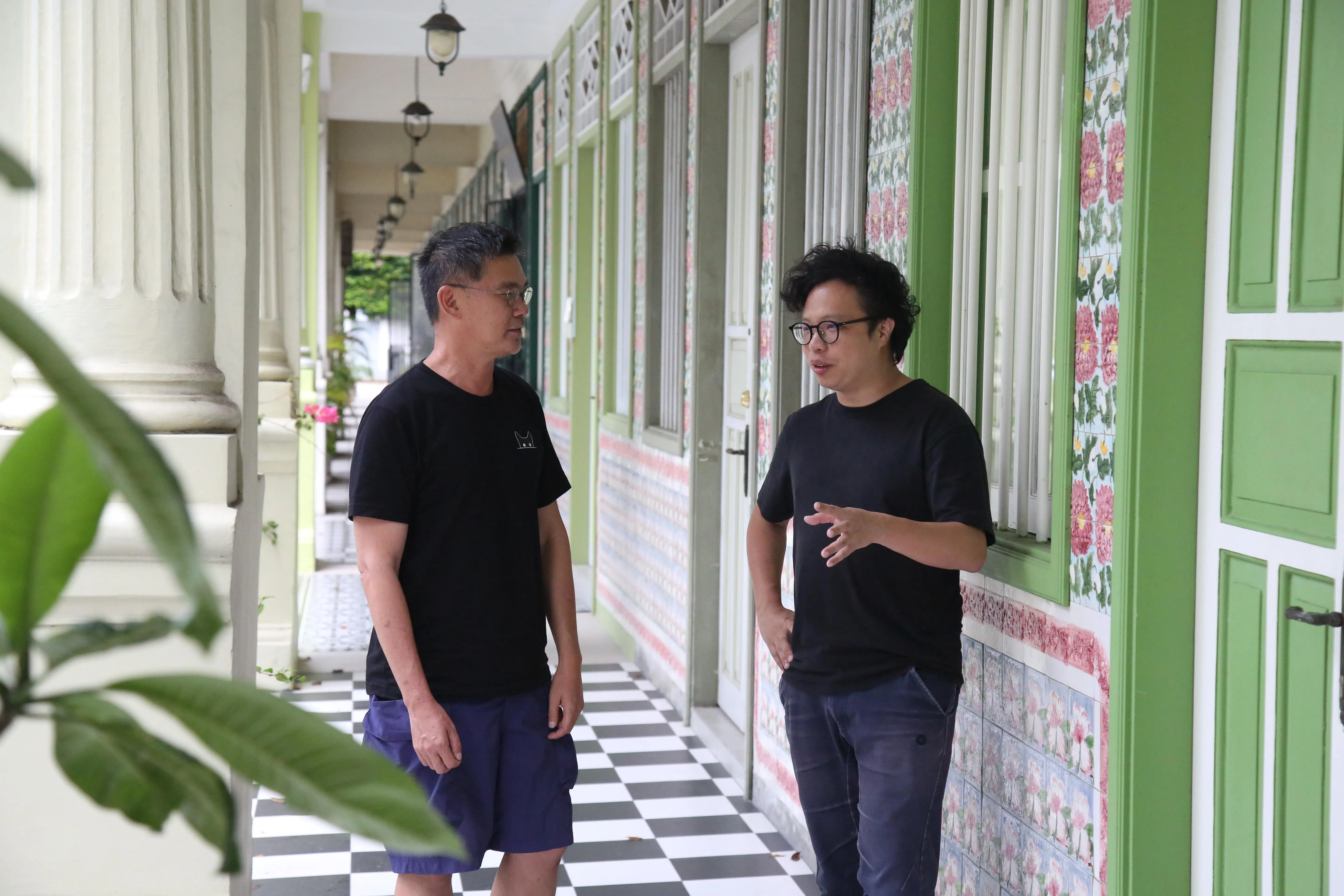 经叶孝忠指路，黄宇轩才重识贝当路的南洋排屋，香港作家刘以鬯留宿的金陵酒店，和即将为作家节导览的白锡熟食中心。（特约陈福洲摄）