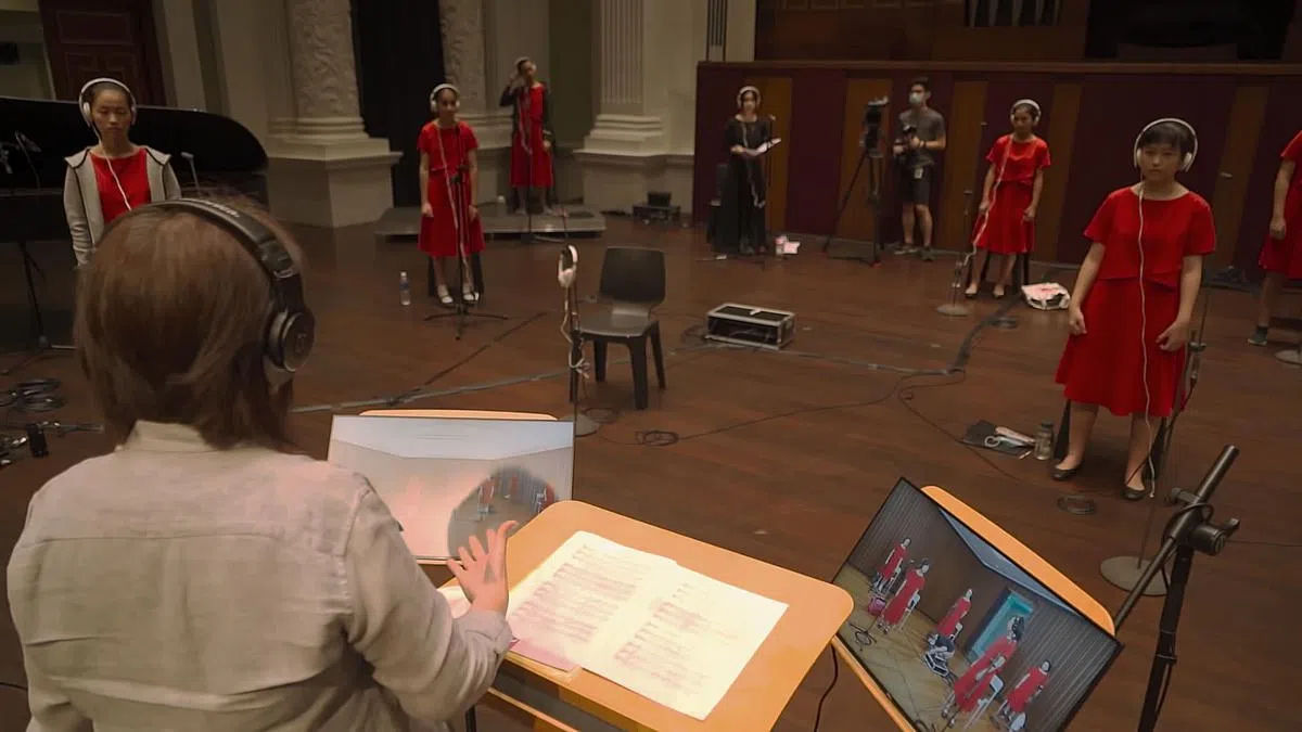 指挥必须同时指挥舞台上与身处其他空间的歌手演唱。