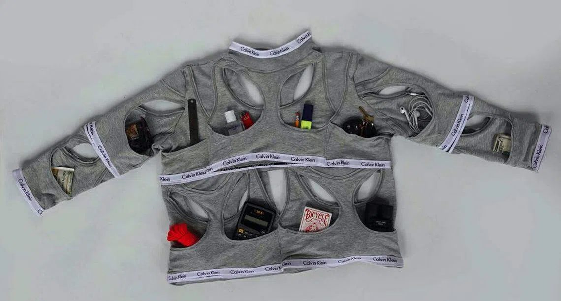 妮可用Calvin Klein女用运动背心缝成一件全衣满是口袋的长袖T恤，算算有几个口袋？（互联网）