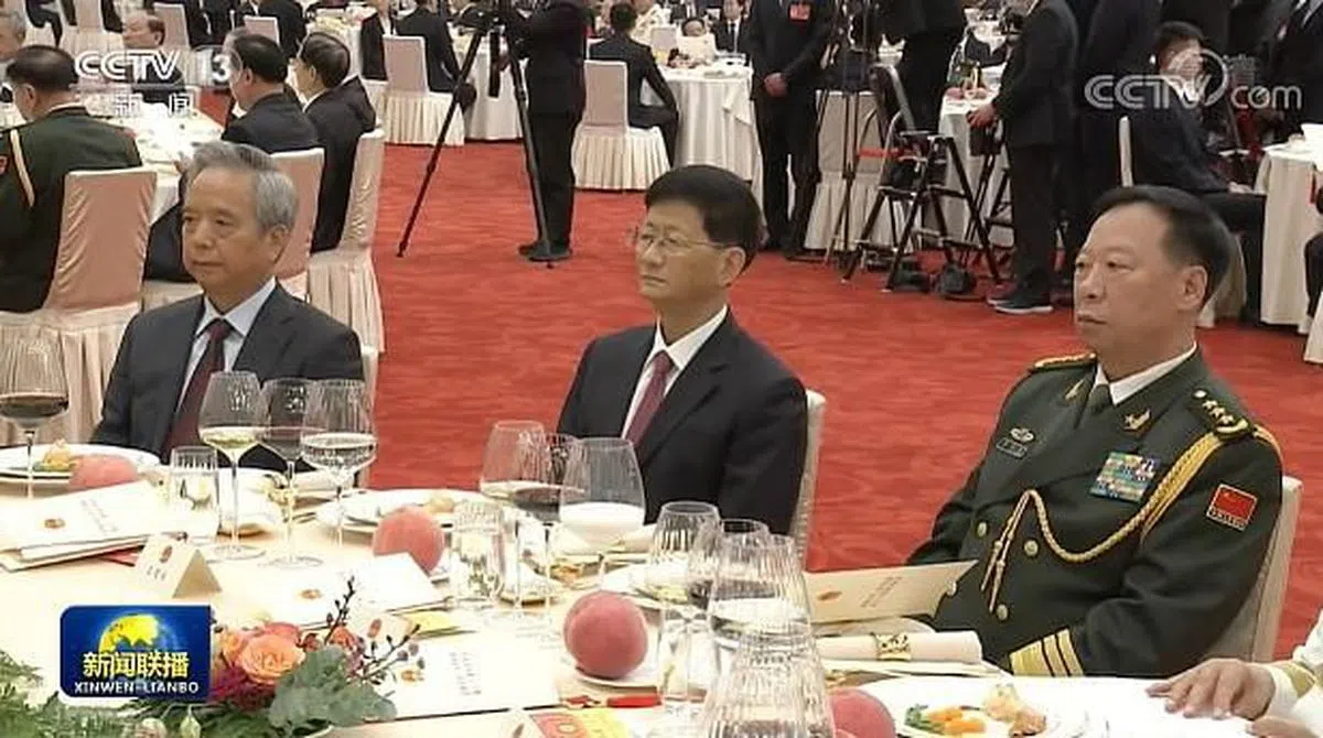 原中共政治局委员、政法委书记孟建柱（中）出席9月30日举行的国庆招待会，坐在中央军委联合参谋部参谋长李作成（右）和原政治局委员李建国的中间。（央视新闻联播截屏）
