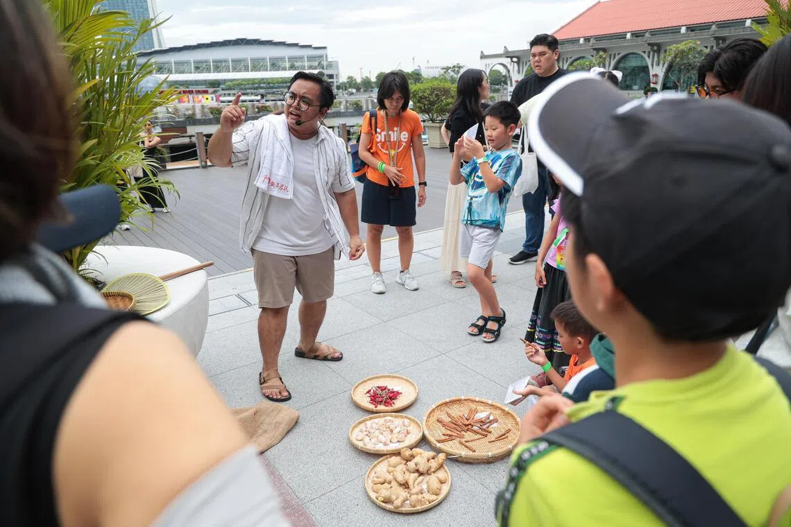 新加坡饮食文化博物馆与剧团The Chewy Collective合作，由演员化身码头船夫，用故事性的导览方式带领家长和孩童一步一脚印，回溯1930年代的新加坡河的历史面貌。（李冠卫摄）