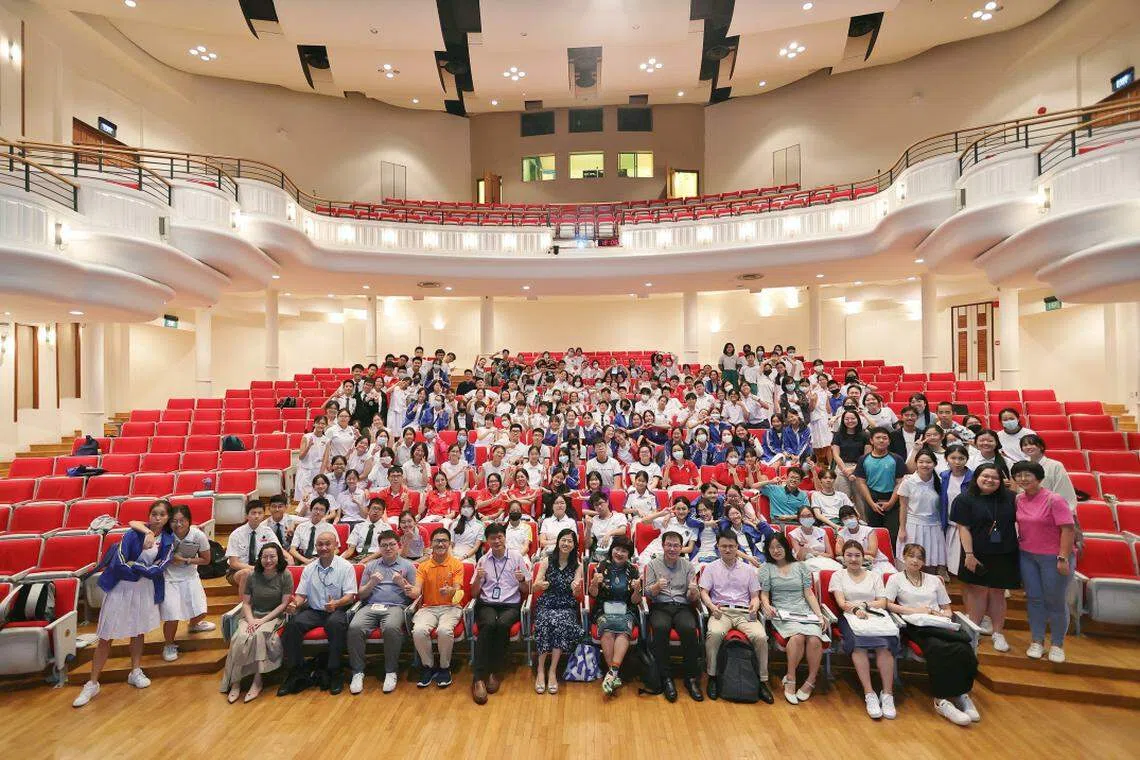 翻译营圆满结束后，大家拍大合照留恋。（南洋女中提供）