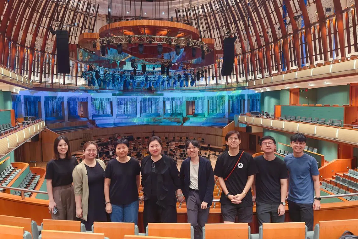 张蓉晖（左四）、骆思卫（左五）和“四海·闻音”制作团队。（主办方提供）