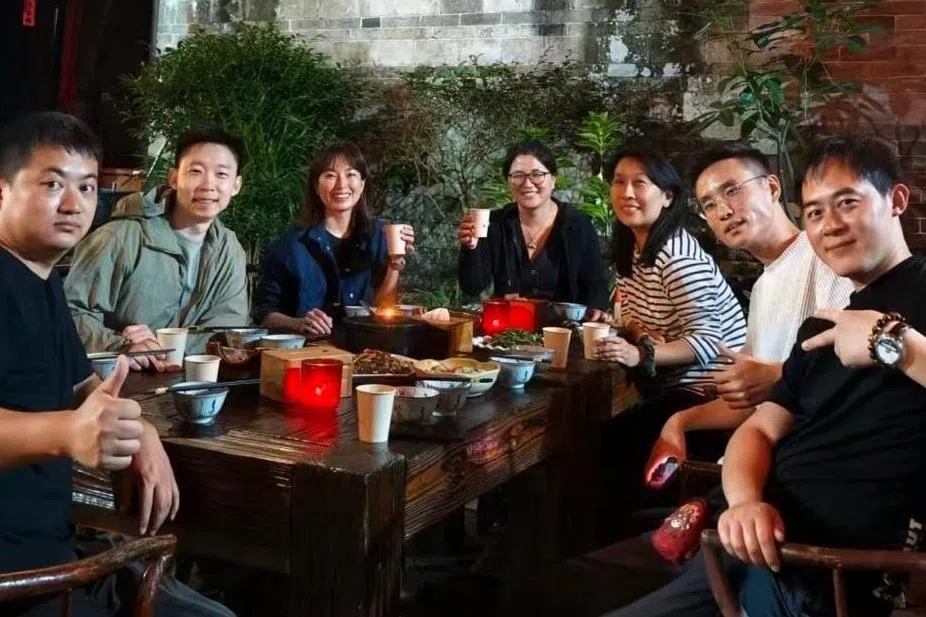林有懿（左三）每天晚上和摄制队在土楼吃饭聊天。（受访者提供）