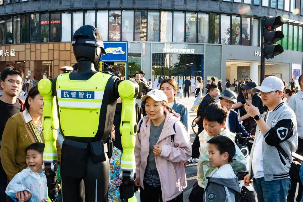 【视频】中国首支机器人交警中队杭州上岗