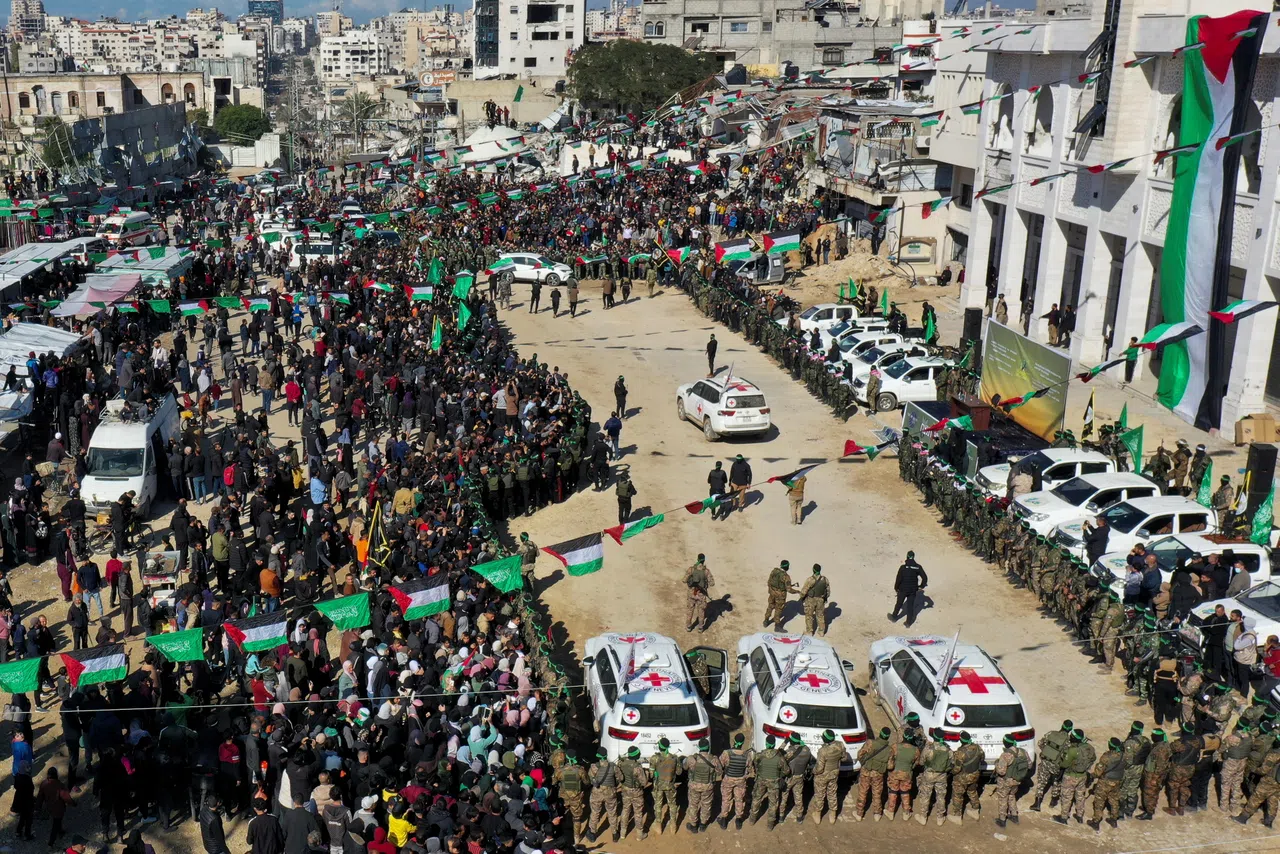 无人机拍摄的画面显示，红十字国际委员会周六在加沙城等候接载四名以色列女兵，现场聚集了大批巴勒斯坦民众，数十名哈马斯武装分子在现场驻守。（路透社）