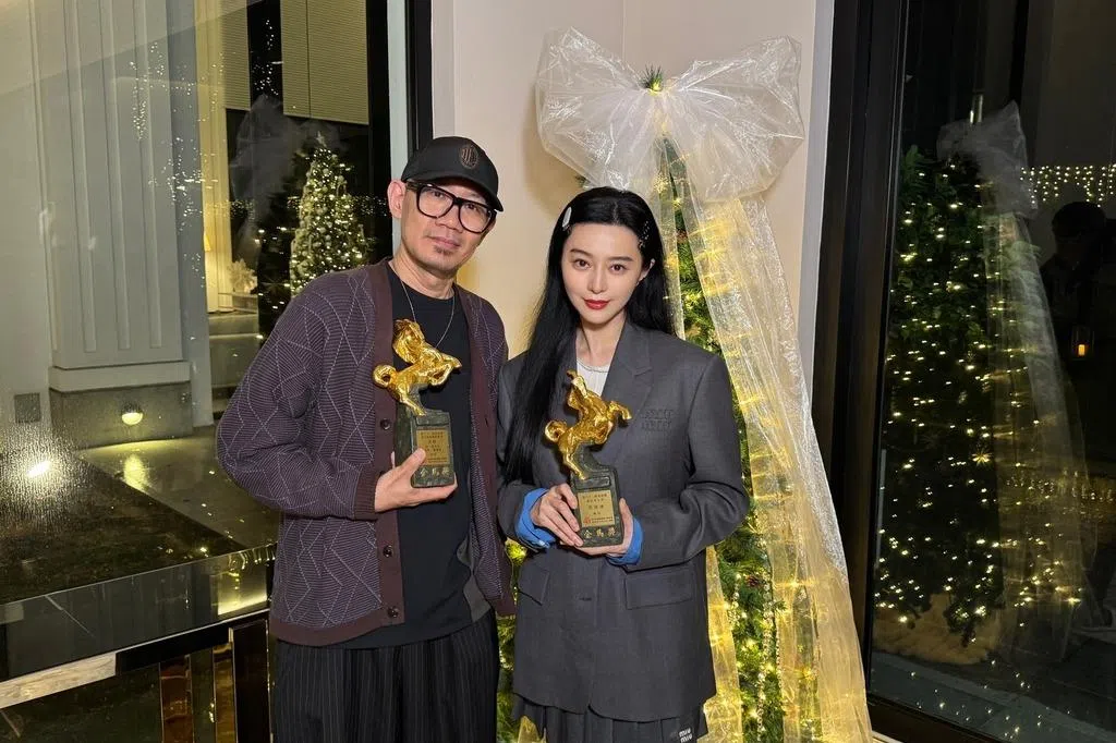 金马奖座终于到手 范冰冰开心“上头”