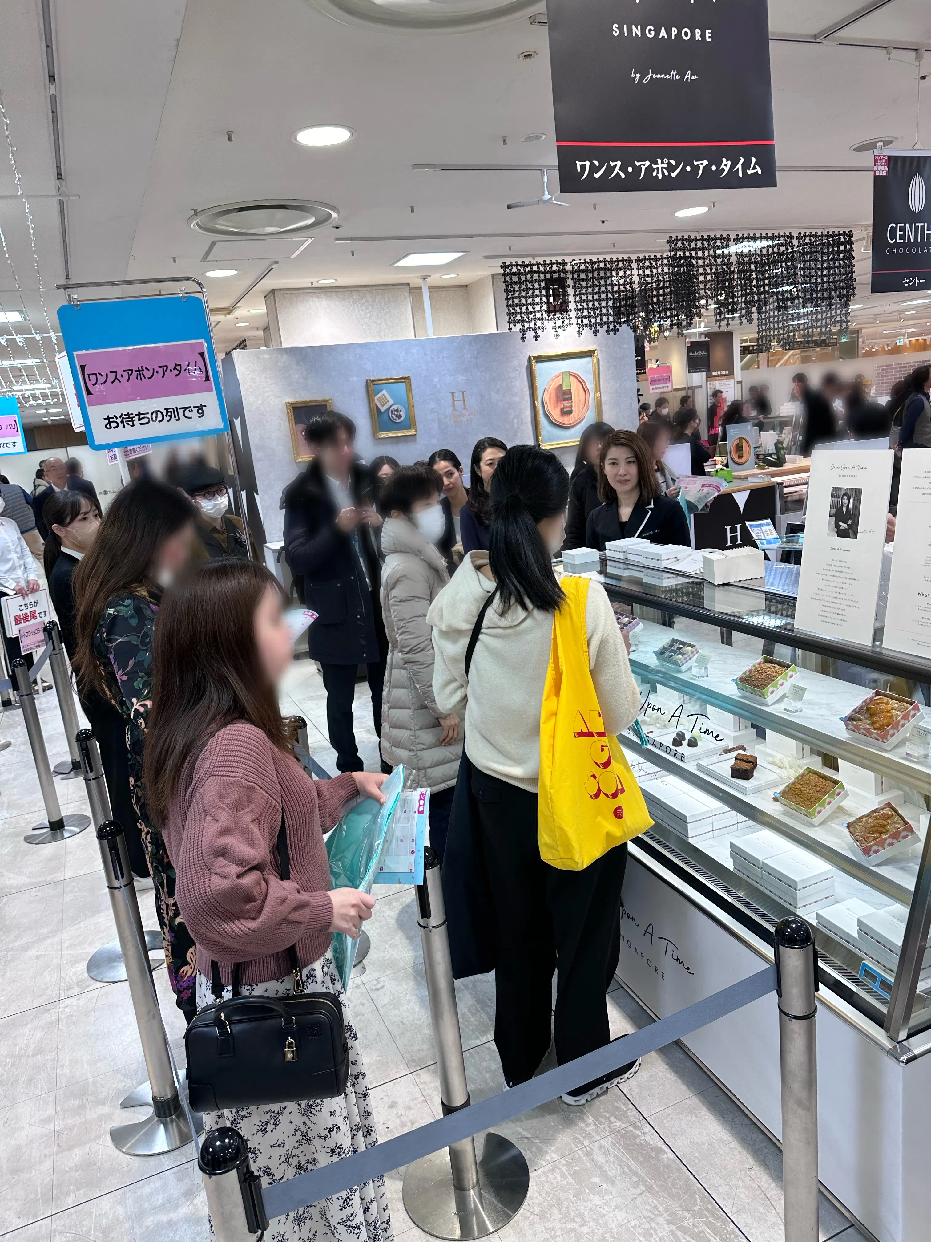 日本顾客捧场欧萱的甜点。（欧萱经纪人提供）