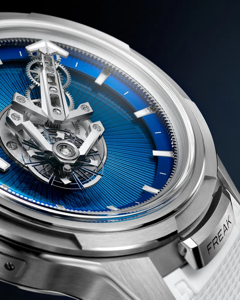 Freak [ONE Blue Enamel]以蓝色珐琅装饰旋转小时盘，并以太阳放射纹增添层次。（雅典表提供）