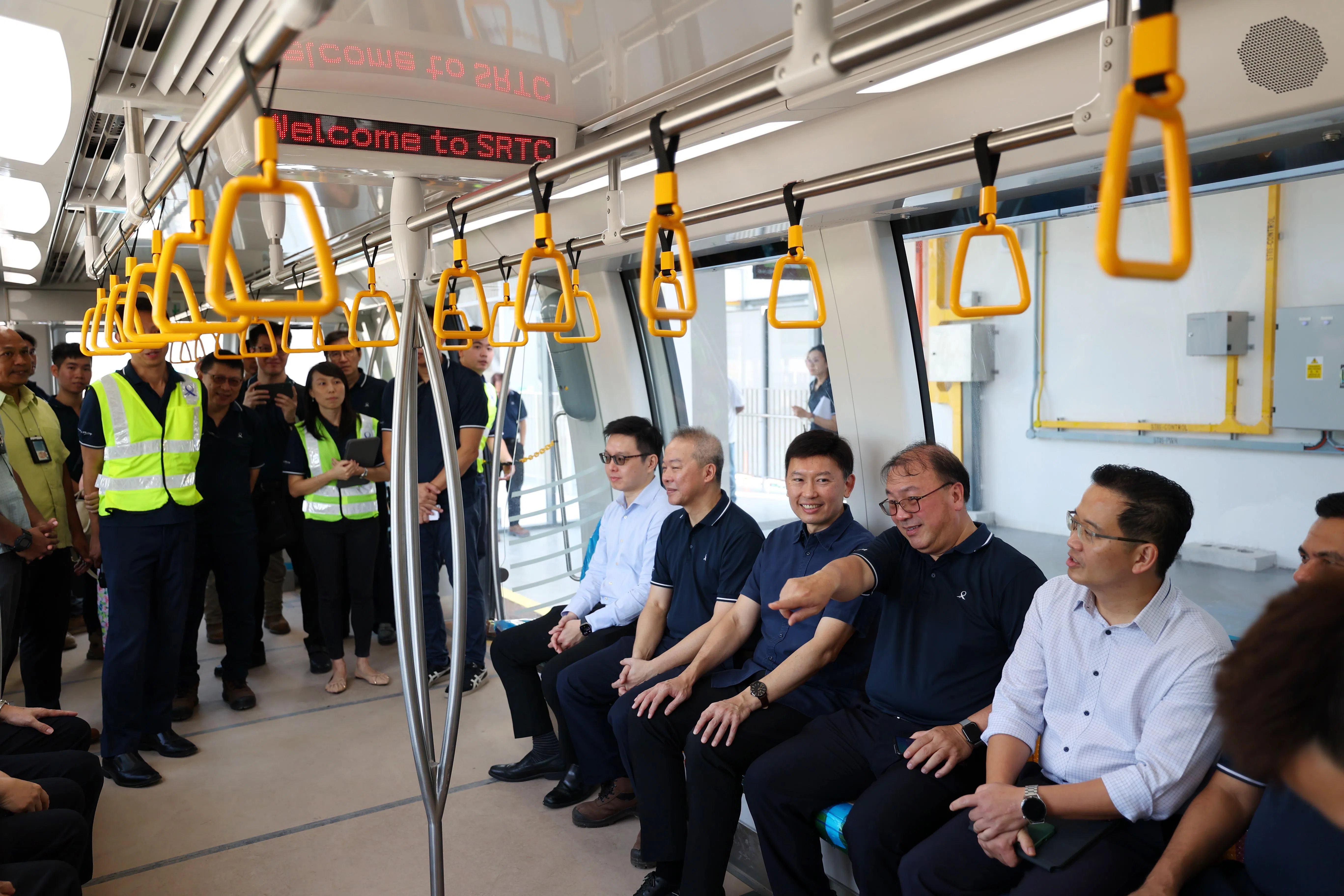 代交通部长兼财政部高级政务部长徐芳达（右四）乘坐测试中的环线列车，在他身旁的是陆路交通管理局局长黄南（右五）和副局长（基础设施与发展）蔡崇庆（右三）。（林明顺摄）