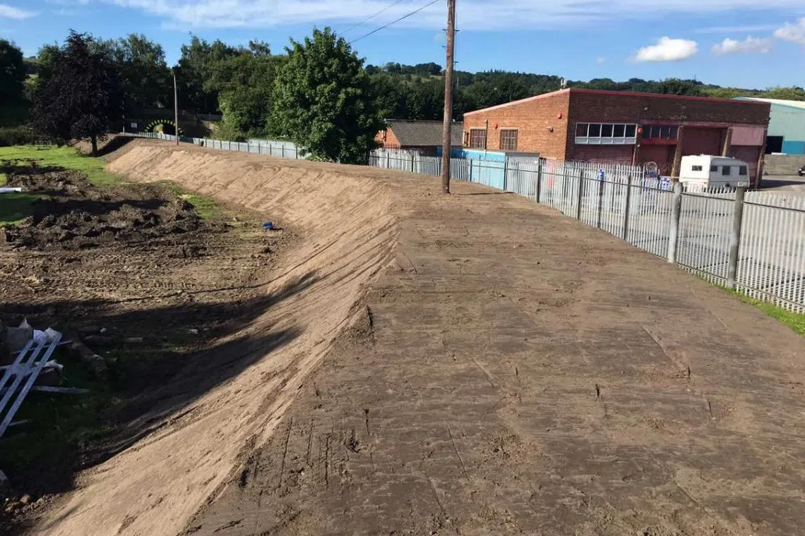 研究建议，樟宜沿岸可采用不同加高结构来防御海水入侵。图为由夯实的土壤、黏土或沙土构成的堤岸（bund），摄于英国。（取自KDSconstruction）