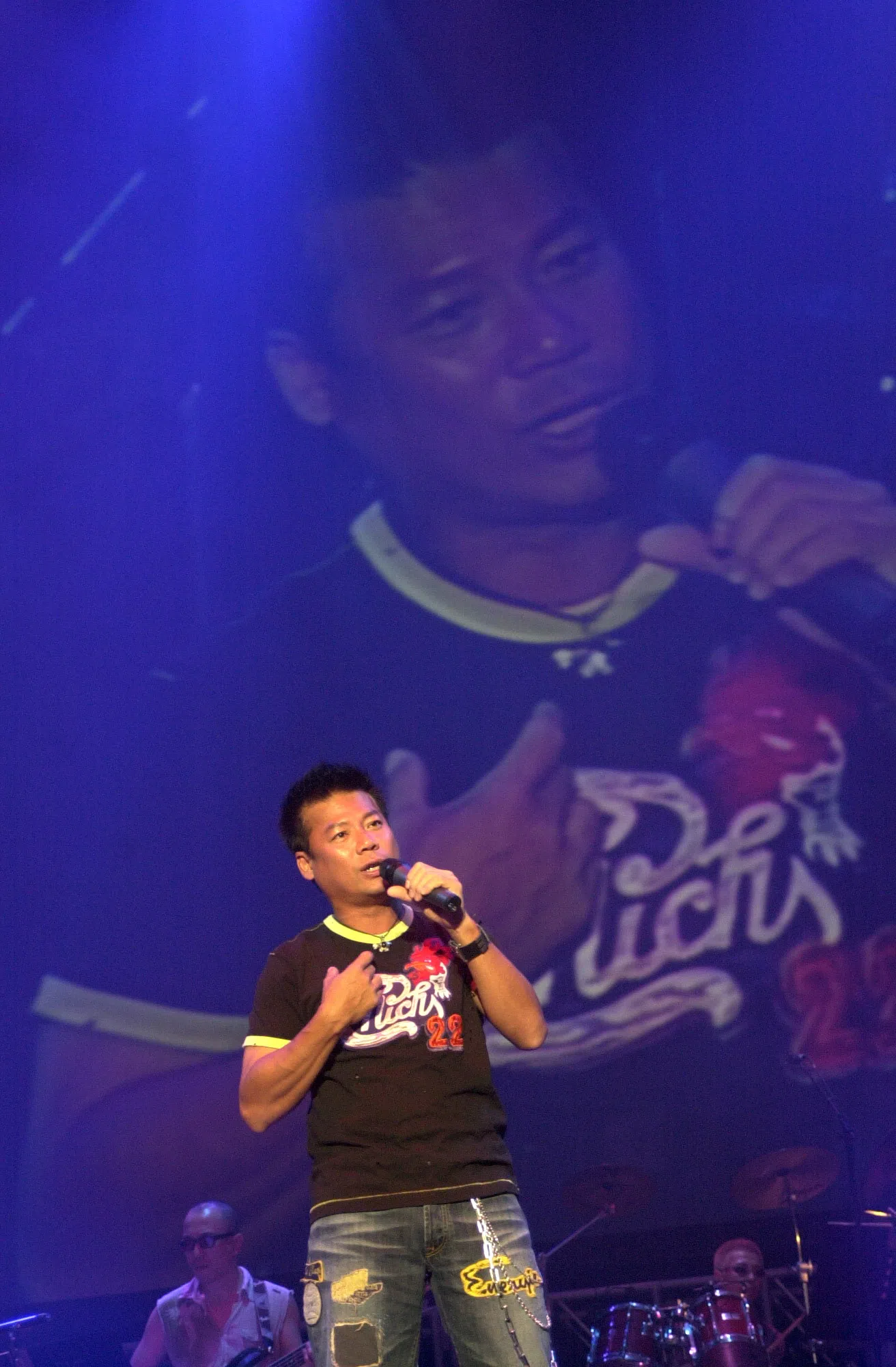 巫启贤2005年在新加坡室内体育馆举行“爱贤乐”世界巡回演唱会。（档案照）