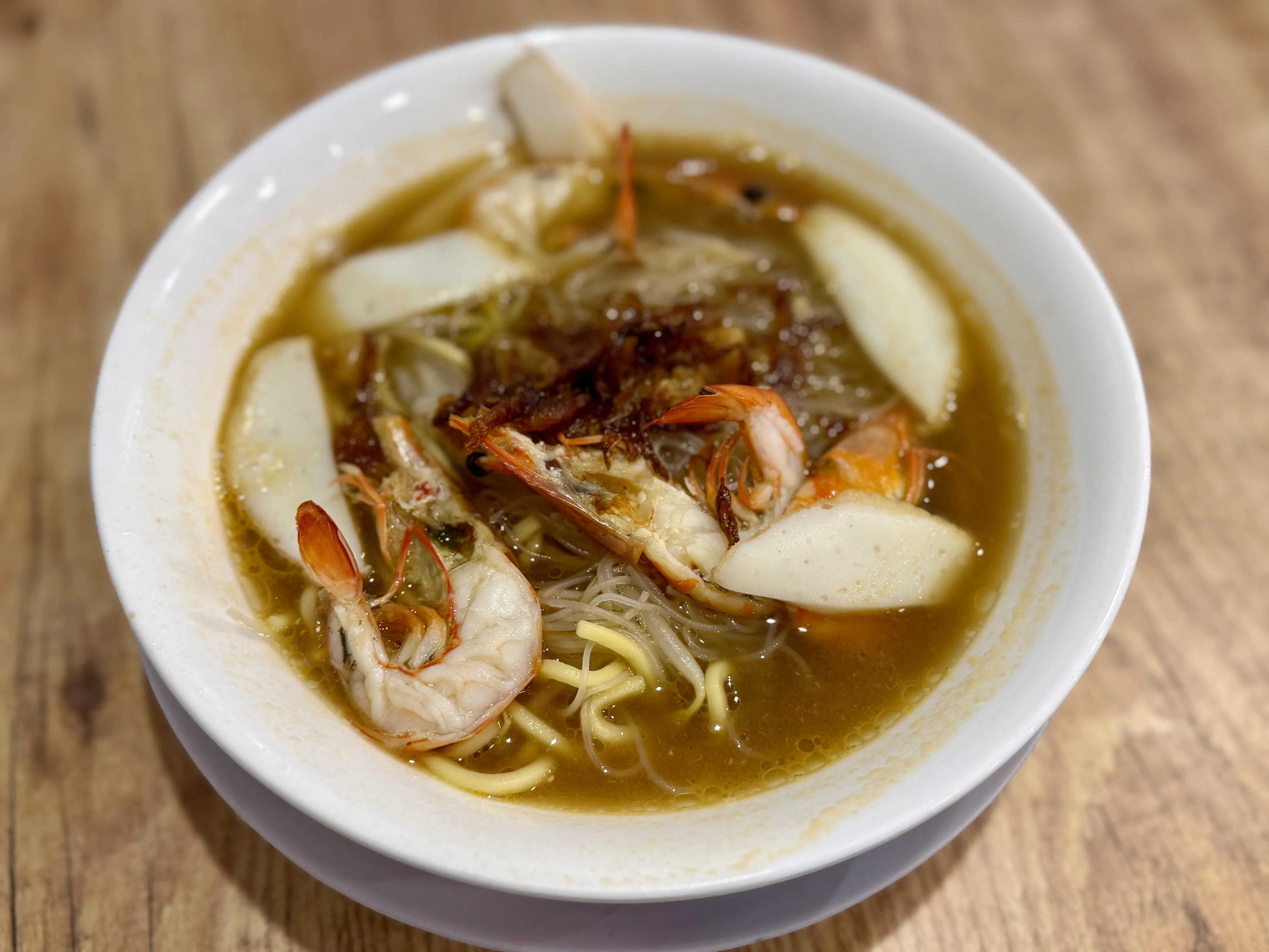 传统虾面，汤头以虾壳与猪骨熬制，鲜香回甘。（叶晓虹摄）