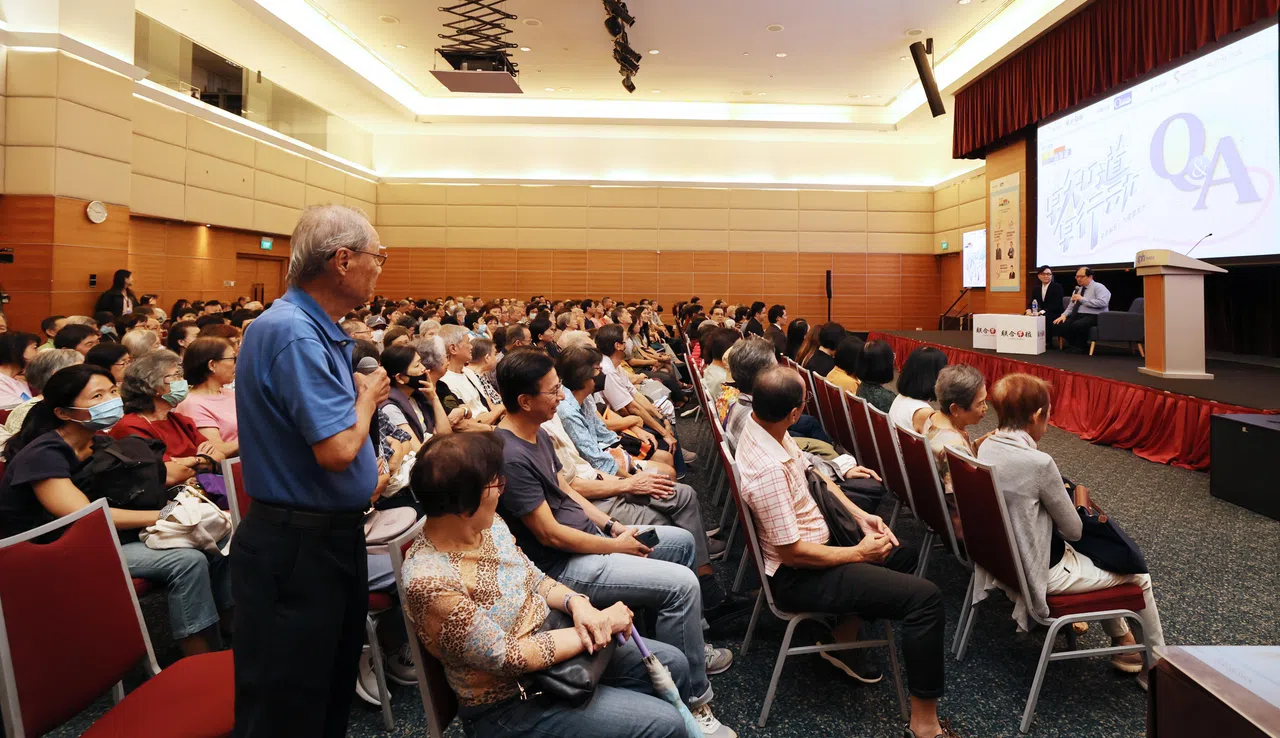 在互动环节中，观众与专家热烈交流，答疑解惑。（邬福梁摄）