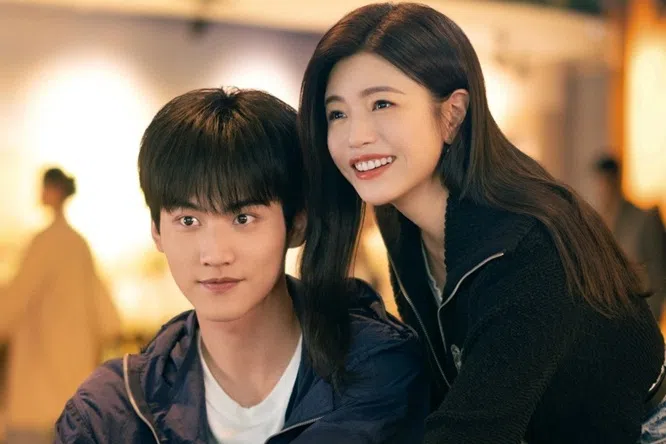 《狙击蝴蝶》由陈妍希（右）和周柯宇主演，讲述一段从相互救赎到双向奔赴的姐弟恋。（取自剧集微博）