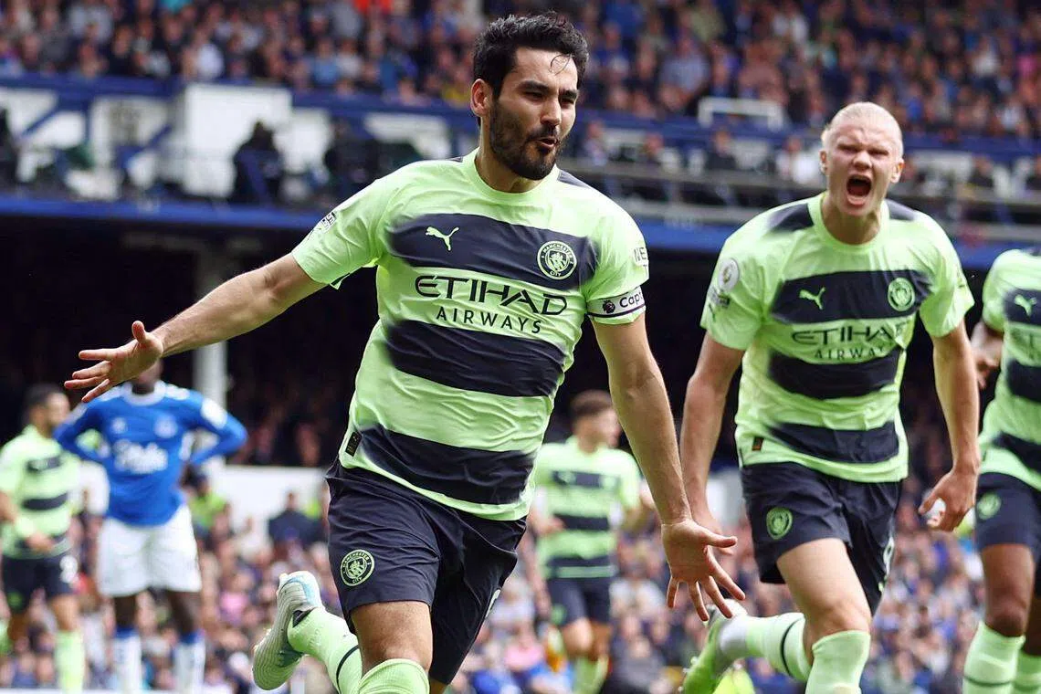 京多安（左）的两球及哈兰德（右）的一球，助曼市3比0狂扫埃弗顿。（路透社）