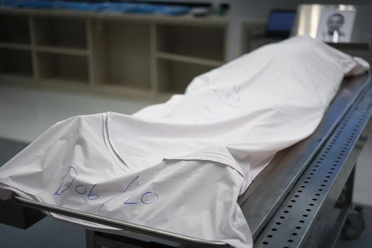 每一具“无语良师”遗体前，都会摆放他的生前照片，上面写着他的名字、死亡日期，让学生起敬意。（李健玮摄）