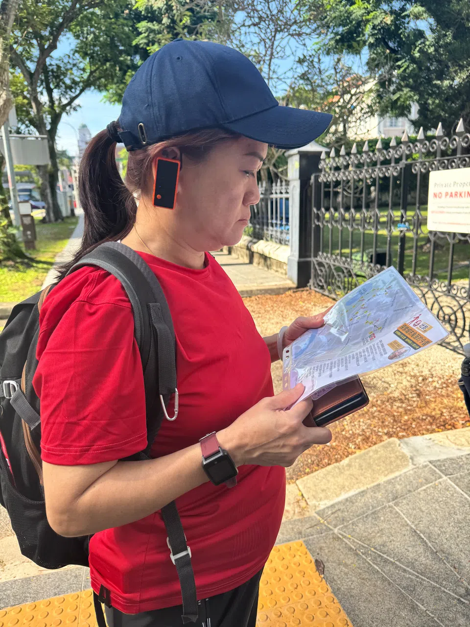 群友戴着耳机，一边走，一边认真看地图，好好把这些古迹的故事记在脑海里。（翁铭芯摄）