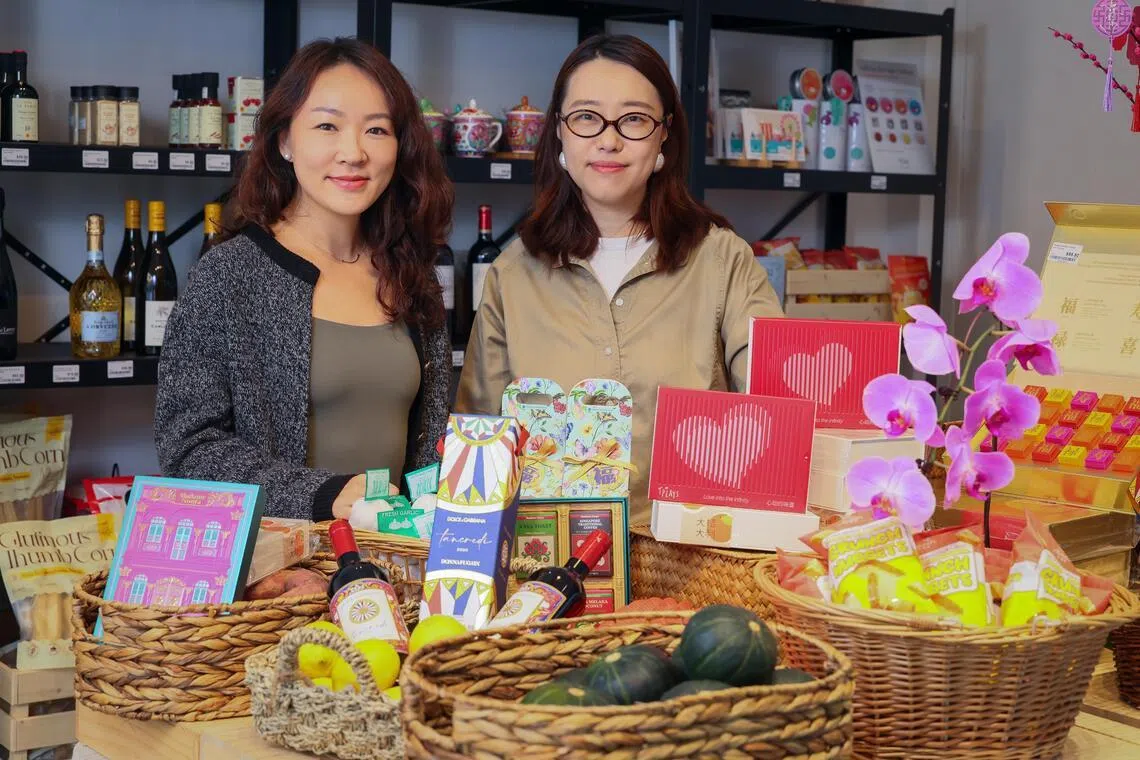 刘千（左）和安吉经营食材精品店，她们认为好的食材不需要太复杂的烹饪，就能吃到食材的原味。（龙国雄摄）