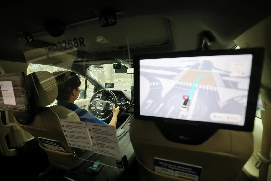 自驾车车内屏幕会显示行驶路线与车速等信息，并设有紧急联络按钮，有需要时，乘客可联系后端远程操作员。（唐家鸿摄）