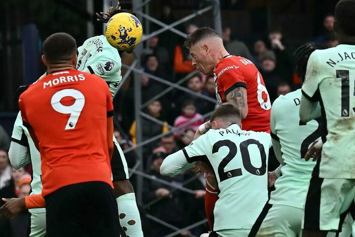 巴克利（红衣6号）攻破旧主龙门，为卢顿掀起反击号角，但最终仍功亏一篑。（法新社）