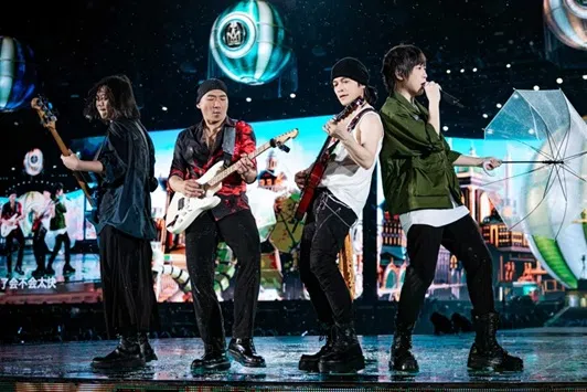 五月天石头（左二）在台上的感性发言，获得主唱阿信（右一）暖心回应。（互联网）