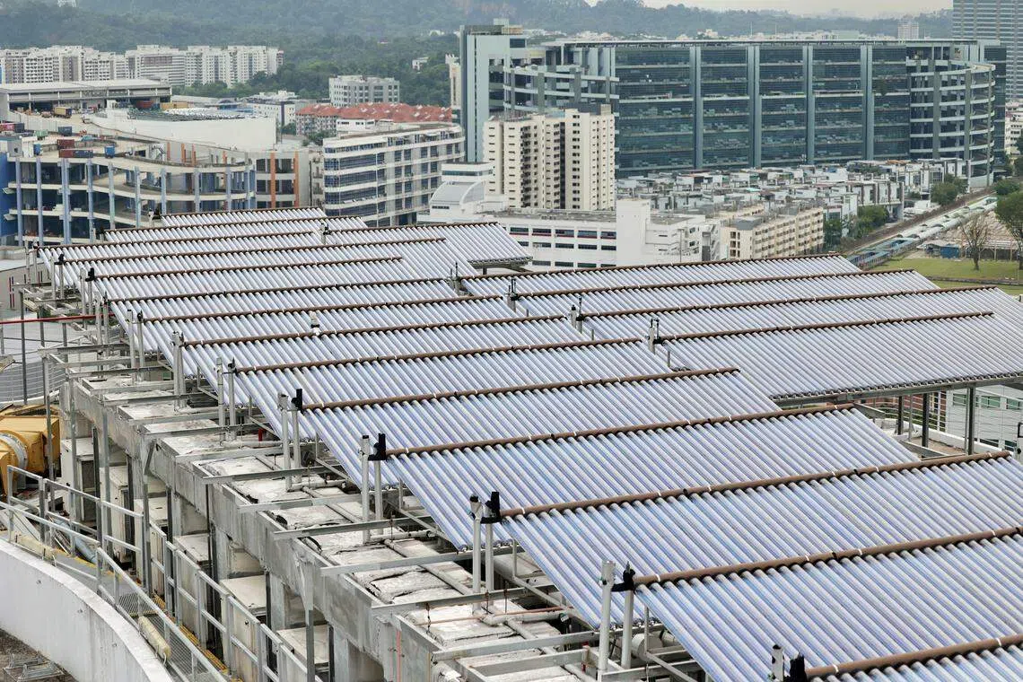 黄廷方综合医院和裕廊社区医院的屋顶安装了太阳能板，所收集的太阳能可为两家医院提供日常所需的所有热水。（陈斌勤摄）
