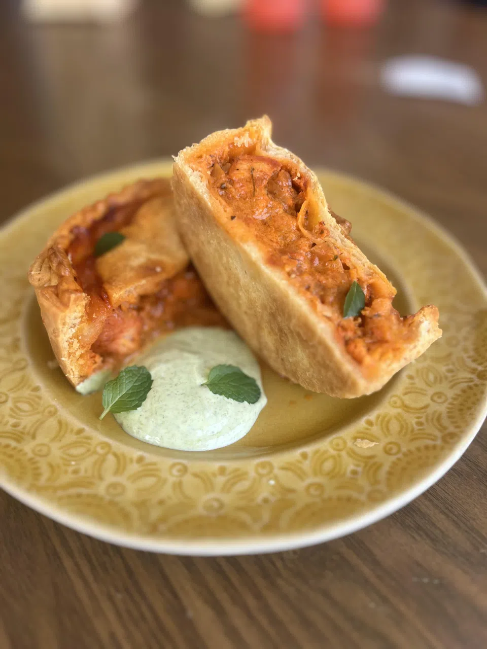 The Pie Monger主厨尼尔·托马斯特制的唐杜里牛油鸡肉馅饼。（餐馆提供）