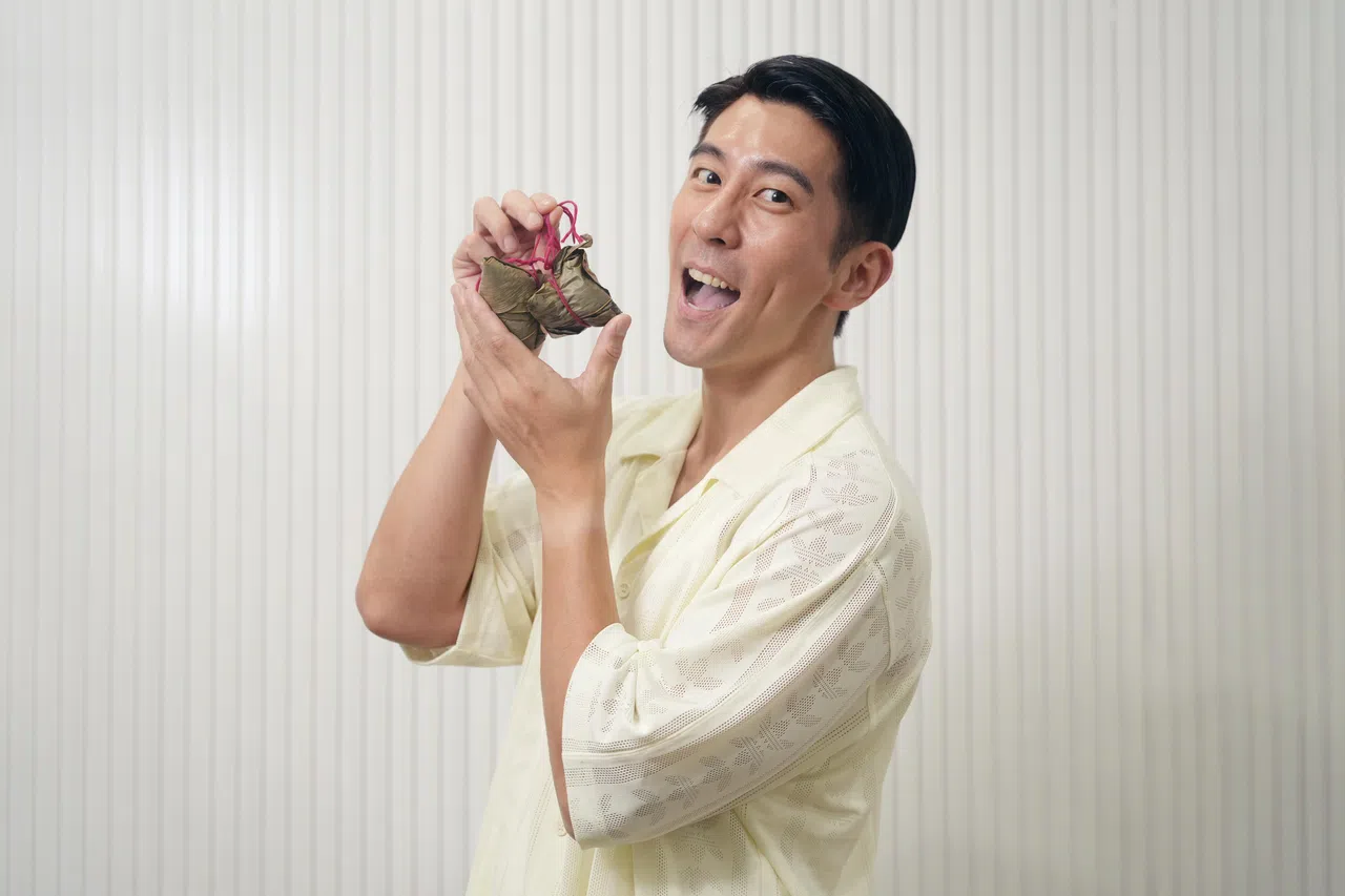 修杰楷抵新当天刚好是端午节，《联合早报》记者应景带上娘惹粽探班。（谢智扬摄）