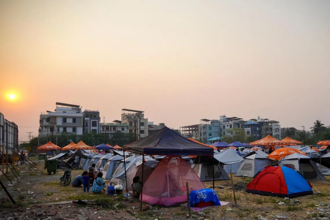 缅甸发生大地震后，曼德勒一些灾民在帐篷中避难。（路透社）