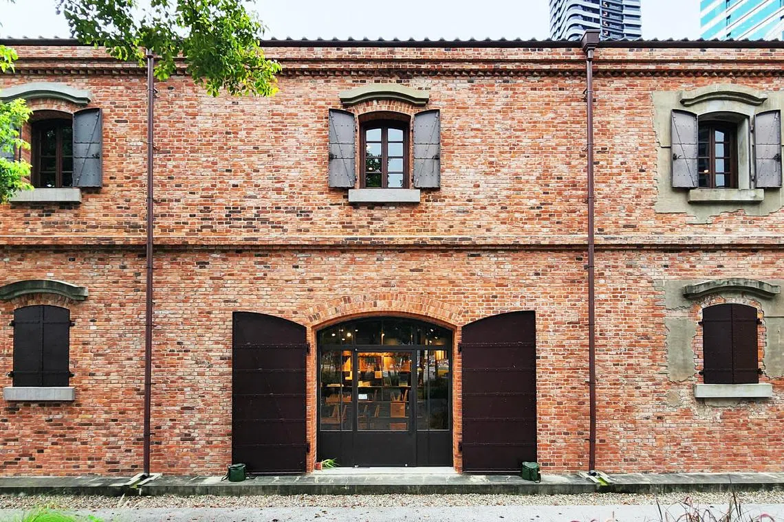 川流之岛书店藏身于台北记忆仓库场馆内，走在红砖拱门走廊，仿佛置身异国。（蓝天游摄）