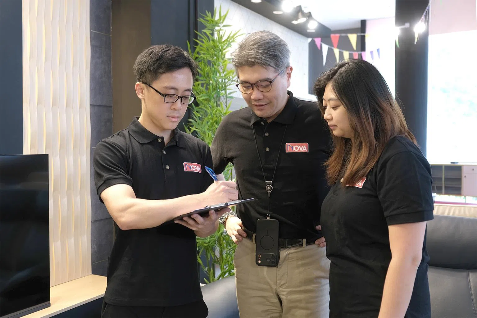 诺雅家具总裁林杰人（中）与团队讨论工作流程。（零售业就业与培训协调处提供）