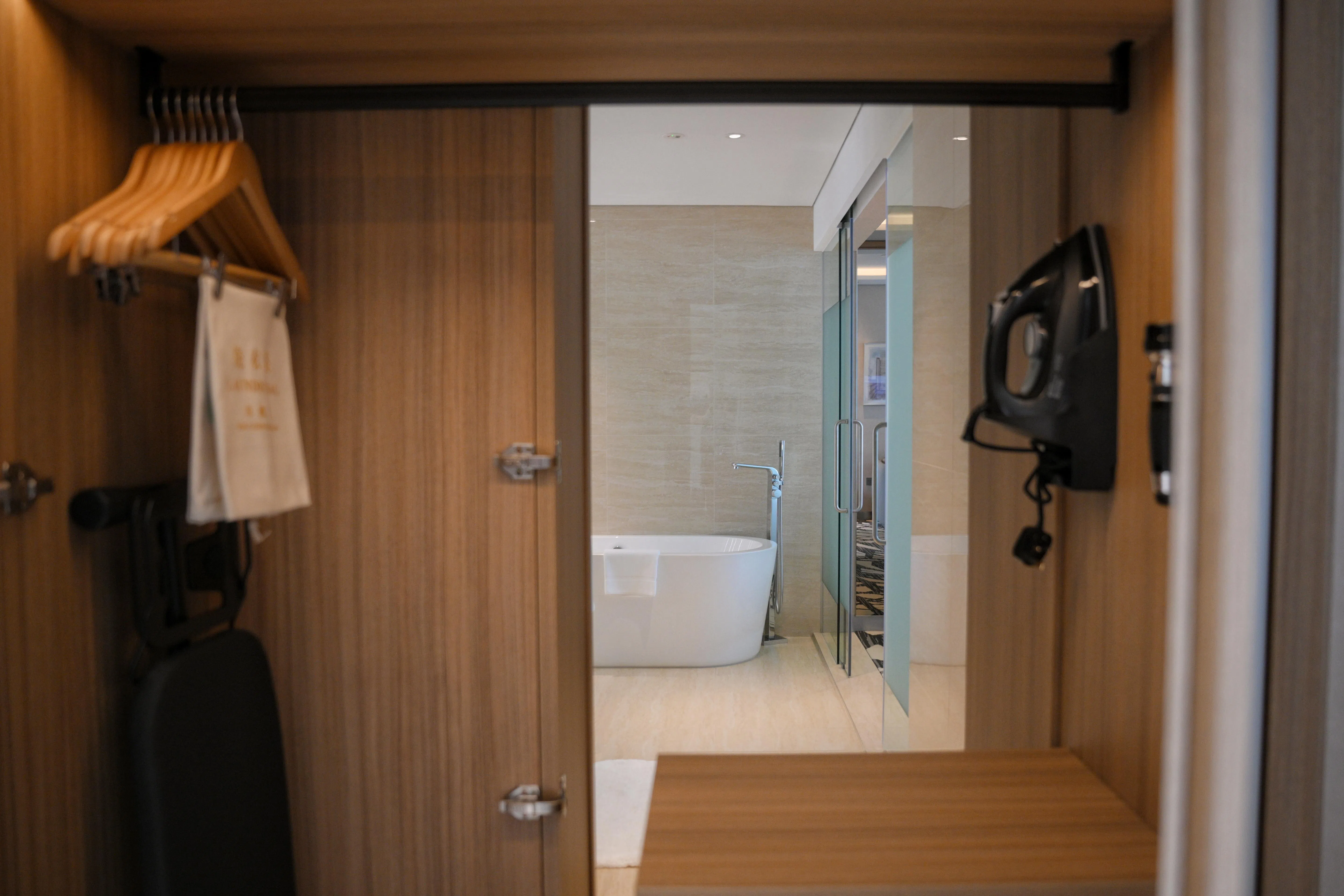 高级客房中的衣柜联通浴室。（海峡时报）