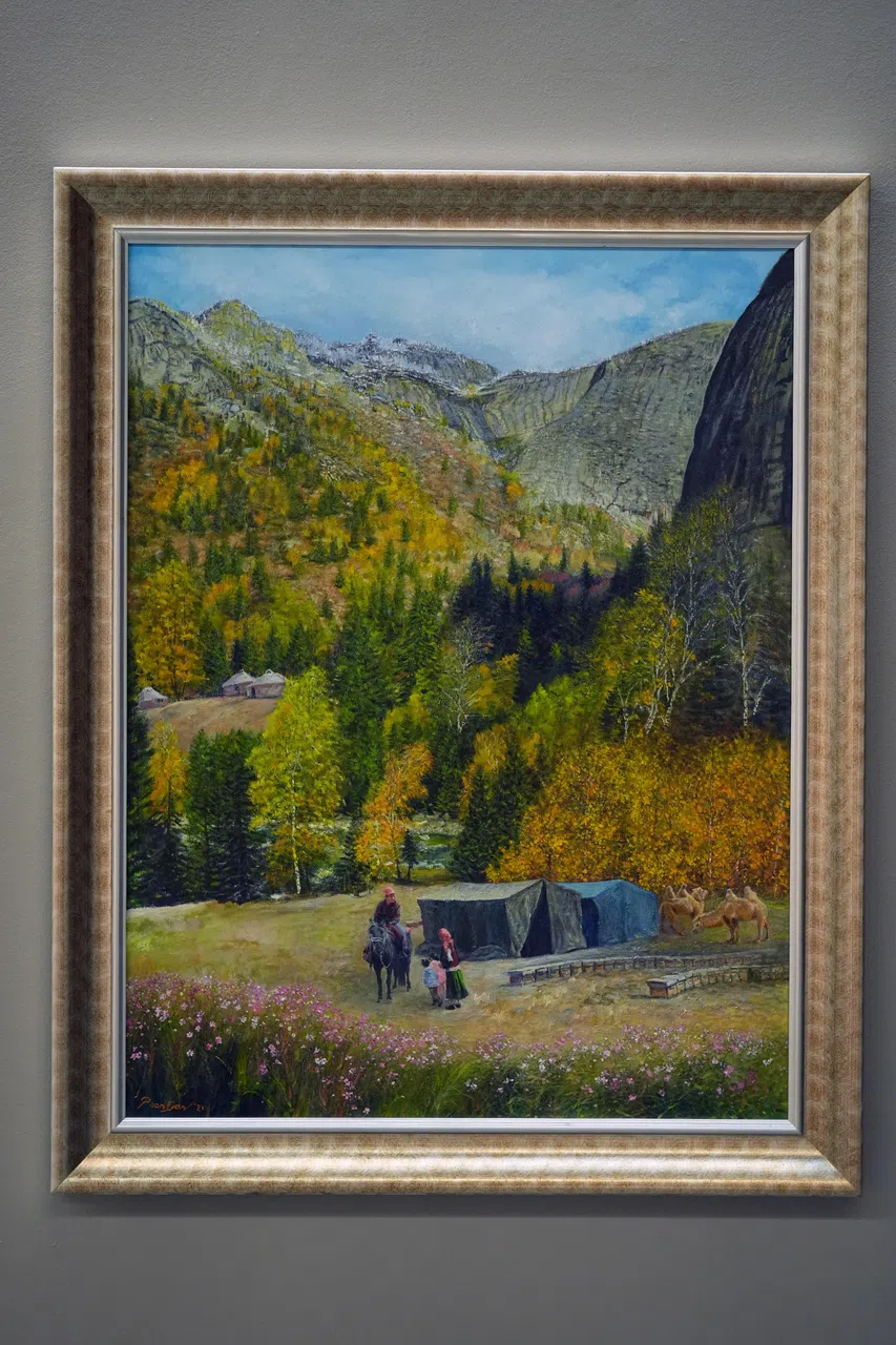 方良油画《可可托海的牧羊人与养蜂女》传达流行歌曲的意境。（谢智扬摄）