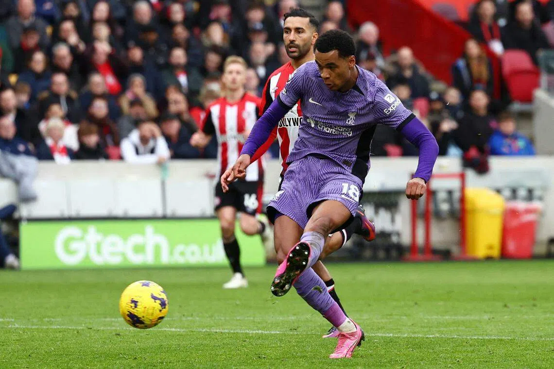 哈克波（紫衣）为利物浦锁定胜局。（路透社）